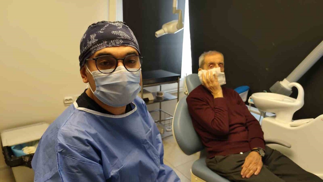 MANİSA’DA YAŞAYAN 83 YAŞINDAKİ AYDIN BESEN, PROTEZ DİŞLERİNİN AĞRI YAPMASI ÜZERİNE GİTTİĞİ DİŞ...