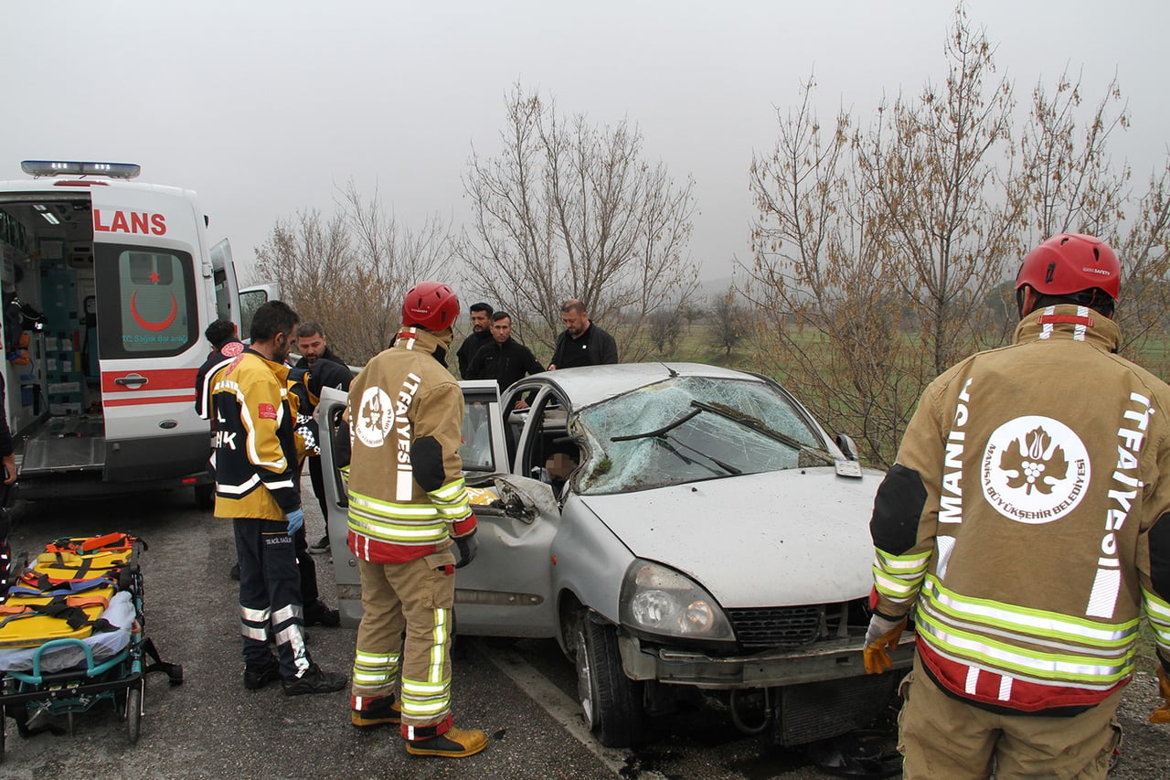 MANİSA’NIN KULA İLÇESİNDE SÜRÜCÜSÜNÜN DİREKSİYON HAKİMİYETİNİ KAYBETMESİ SONUCU KONTROLDEN ÇIKAN...