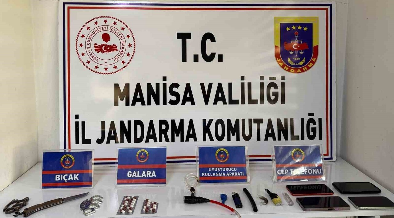 MANİSA’NIN SALİHLİ İLÇESİNDE JANDARMA EKİPLERİ TARAFINDAN BİR İKAMETE DÜZENLENEN OPERASYONDA...