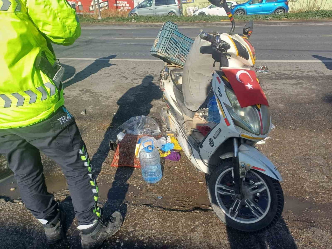 MANİSA’NIN SALİHLİ İLÇESİNDE OTOMOBİL İLE ÇARPIŞMASI SONUCU AĞIR YARALANAN ELEKTRİKLİ BİSİKLET...