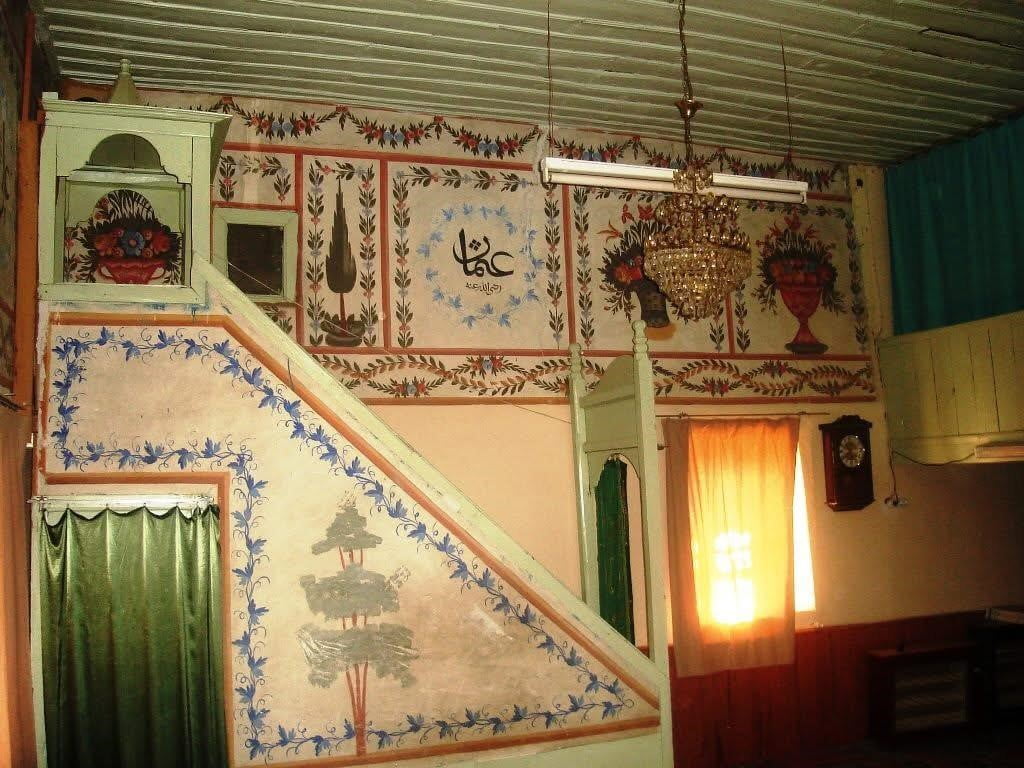 MANİSA’NIN SARIGÖL İLÇESİNDE 1878 YILINDA YAPILAN TARİHİ CAMİDE, DOĞAL KÖK BOYALARLA EL...