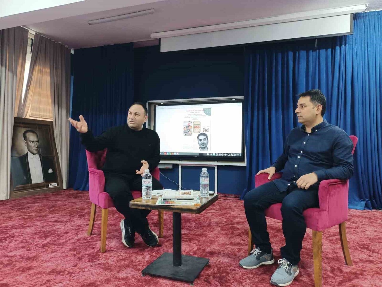 MANİSA SOSYAL BİLİMLER LİSESİ’NDE YAZAR ALPER TUNGA KUMTEPE’NİN KATILIMIYLA DÜZENLENEN SÖYLEŞİDE...