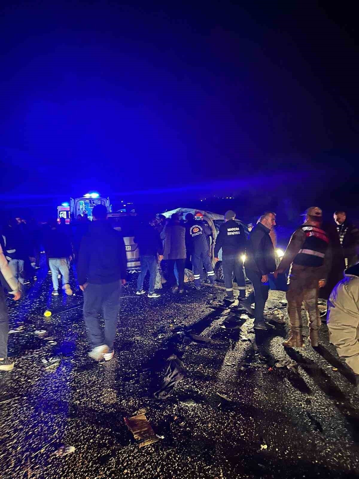 MARDİN'DE 2 HAFİF TİCARİ ARAÇ VE 1 OTOMOBİLİN KARIŞTIĞI ZİNCİRLEME TRAFİK KAZASINDA 3 KİŞİ...