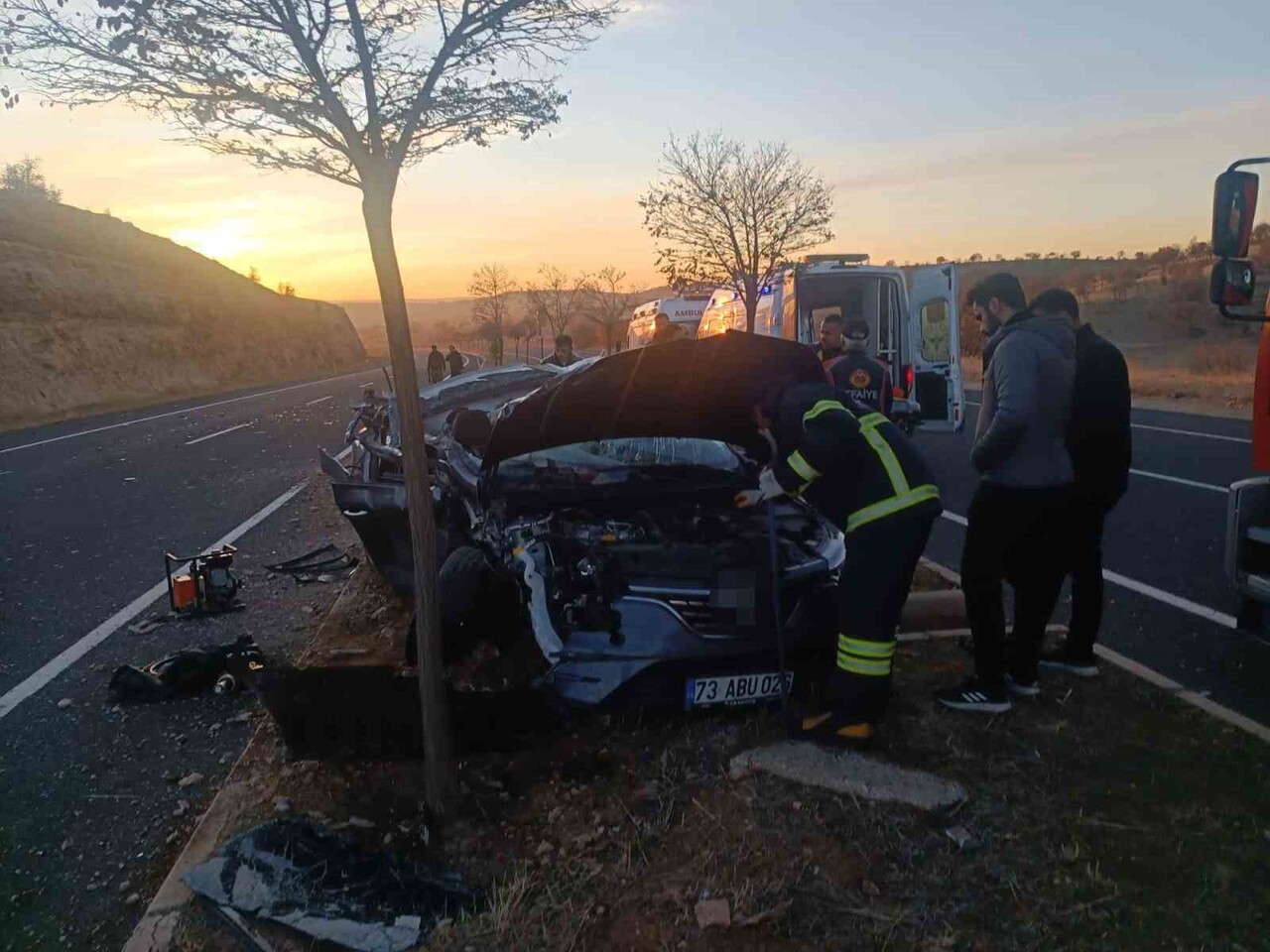 MARDİN'DE OTOMOBİL İLE TIRIN ÇARPIŞTIĞI KAZADA 1 KİŞİ HAYATINI KAYBETTİ, 2 KİŞİ...