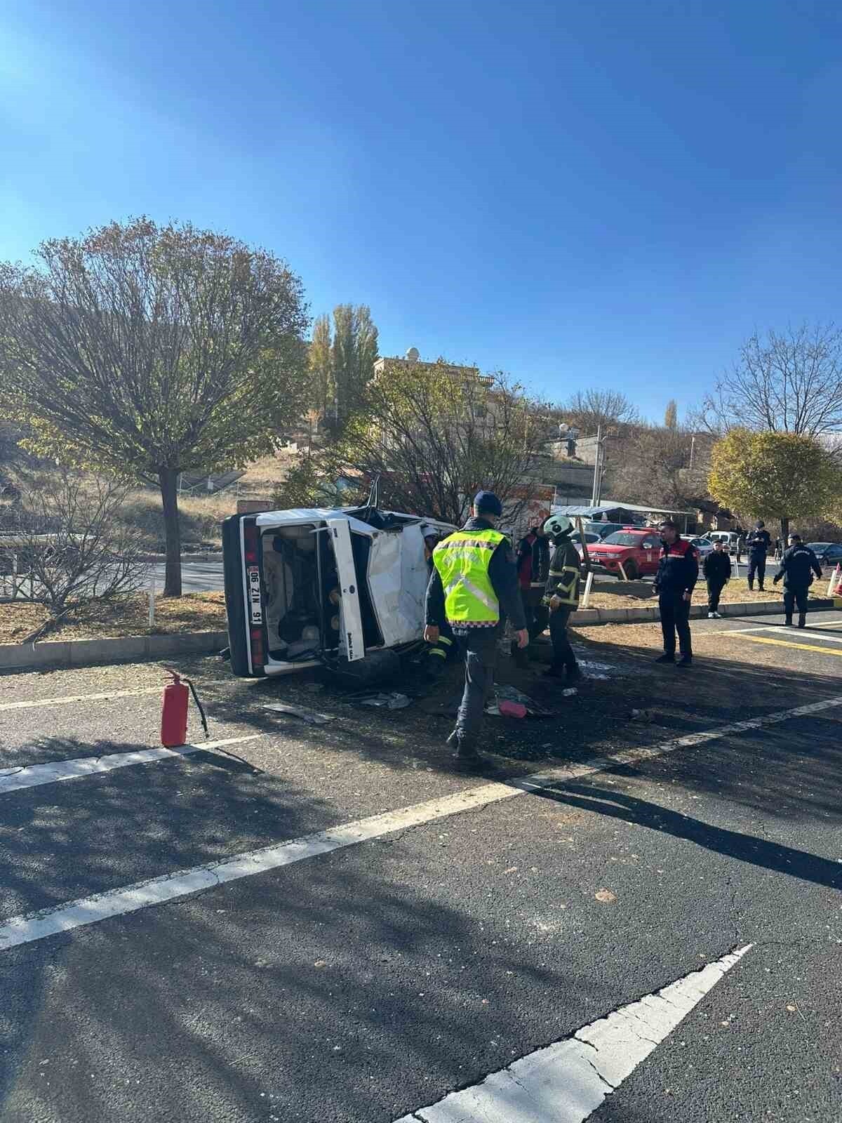 MARDİN'İN ARTUKLU İLÇESİNDE DEVRİLEN OTOMOBİLDEKİ 3 KİŞİ YARALANDI.