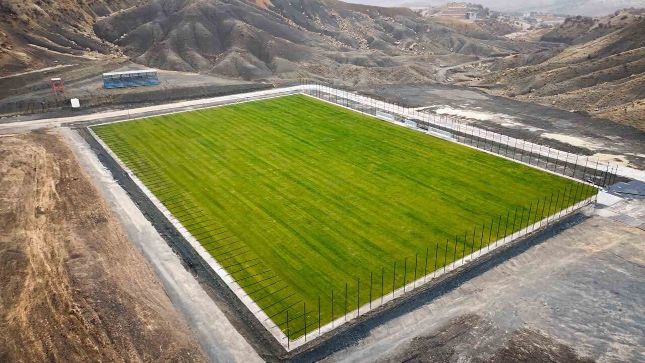 MARDİN'İN ARTUKLU İLÇESİNDE UEFA STANDARTLARINDA YAPIMI SÜRDÜRÜLEN DOĞAL ÇİM YÜZEYLİ FUTBOL...