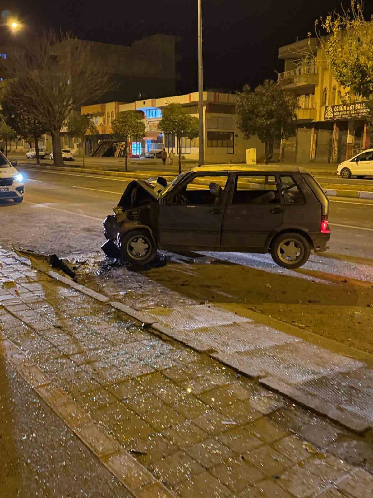 MARDİN'İN MİDYAT PARK HALİNDEKİ HAFİF TİCARİ ARACA ÇARPAN OTOMOBİL SÜRÜCÜSÜ YARALANDI. KAZA...
