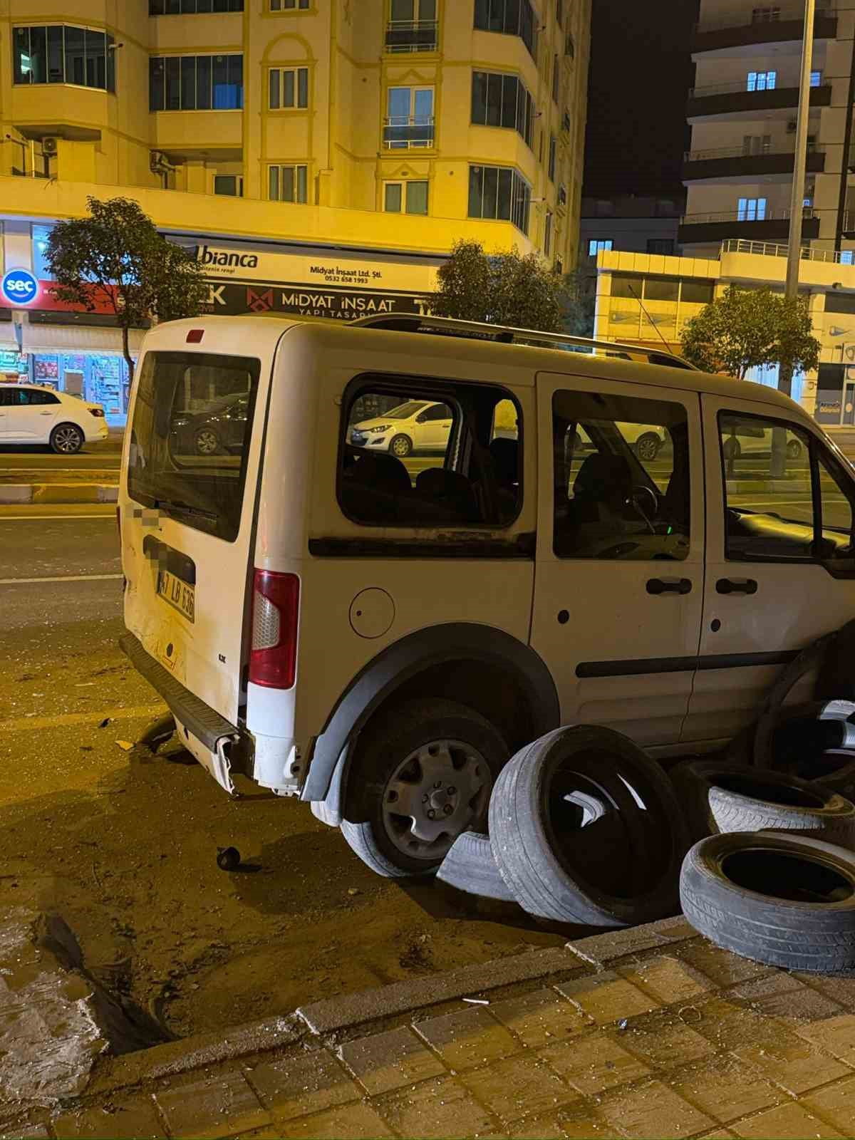 MARDİN'İN MİDYAT PARK HALİNDEKİ HAFİF TİCARİ ARACA ÇARPAN OTOMOBİL SÜRÜCÜSÜ YARALANDI. KAZA...