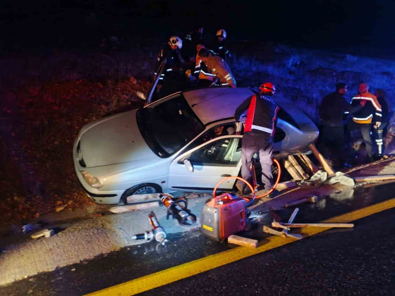 MARDİN’İN ARTUKLU İLÇESİNDE SÜRÜCÜSÜNÜN KONTROLÜNDEN ÇIKARAK ŞARAMPOLE DEVRİLEN OTOMOBİLDE BULUNAN...