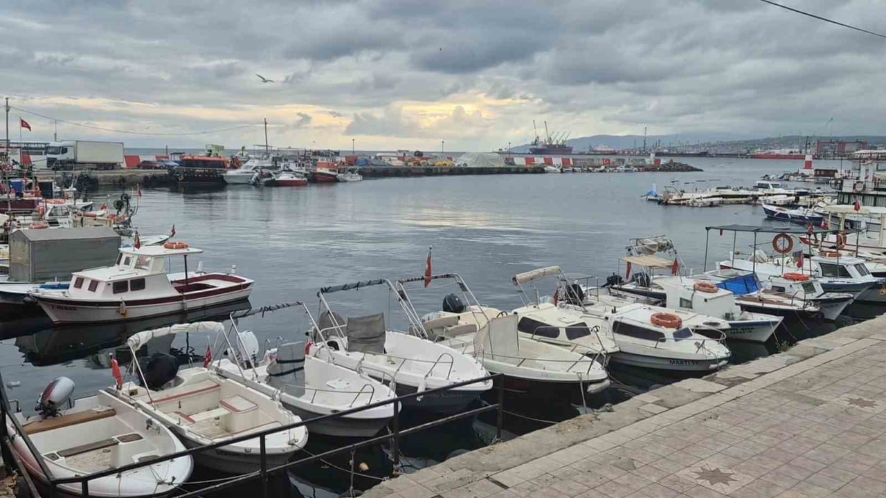 MARMARA DENİZİ'NDE ETKİLİ OLAN POYRAZ NEDENİYLE TEKİRDAĞ'DA DENİZE AÇILAMAYAN KÜÇÜK TEKNE...