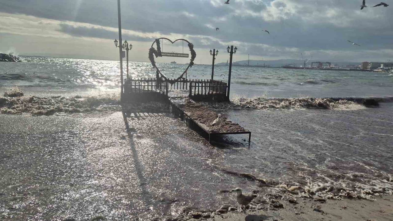 MARMARA DENİZİ’NDE ETKİLİ OLAN ŞİDDETLİ LODOS, SÜLEYMANPAŞA İLÇESİ KIYILARINDA HAYATI OLUMSUZ...