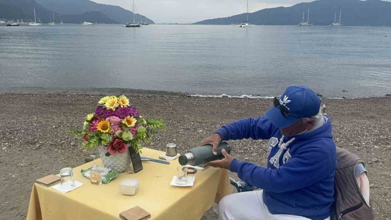 MARMARİS HALK PLAJININ SİMGESİ HALİNE GELEN ÇİÇEKLİ MASA