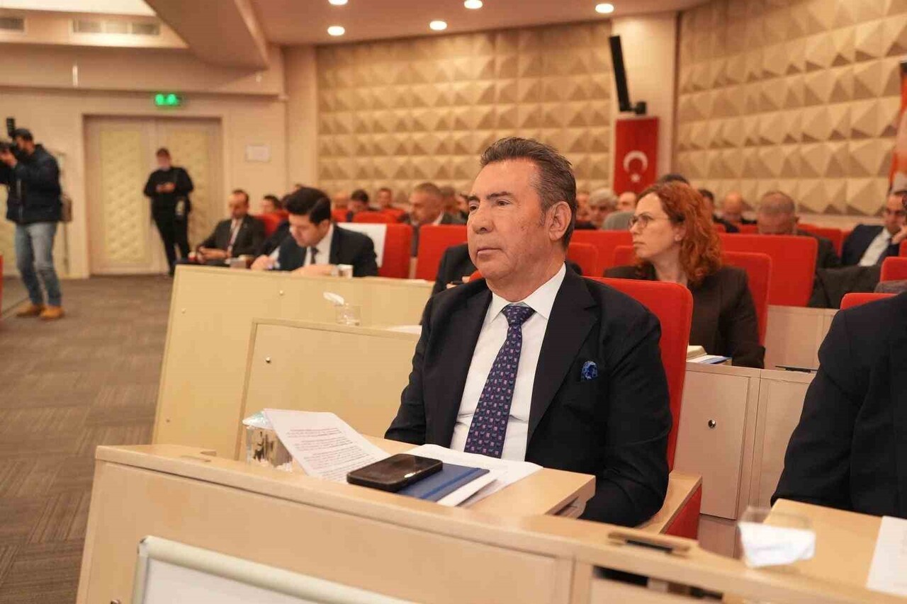 MECLİS TOPLANTISINDA SÖZ ALARAK PROJELER HAKKINDA BİLGİ VEREN MANİSA KENT KONSEYİ BAŞKANI HAKKI...