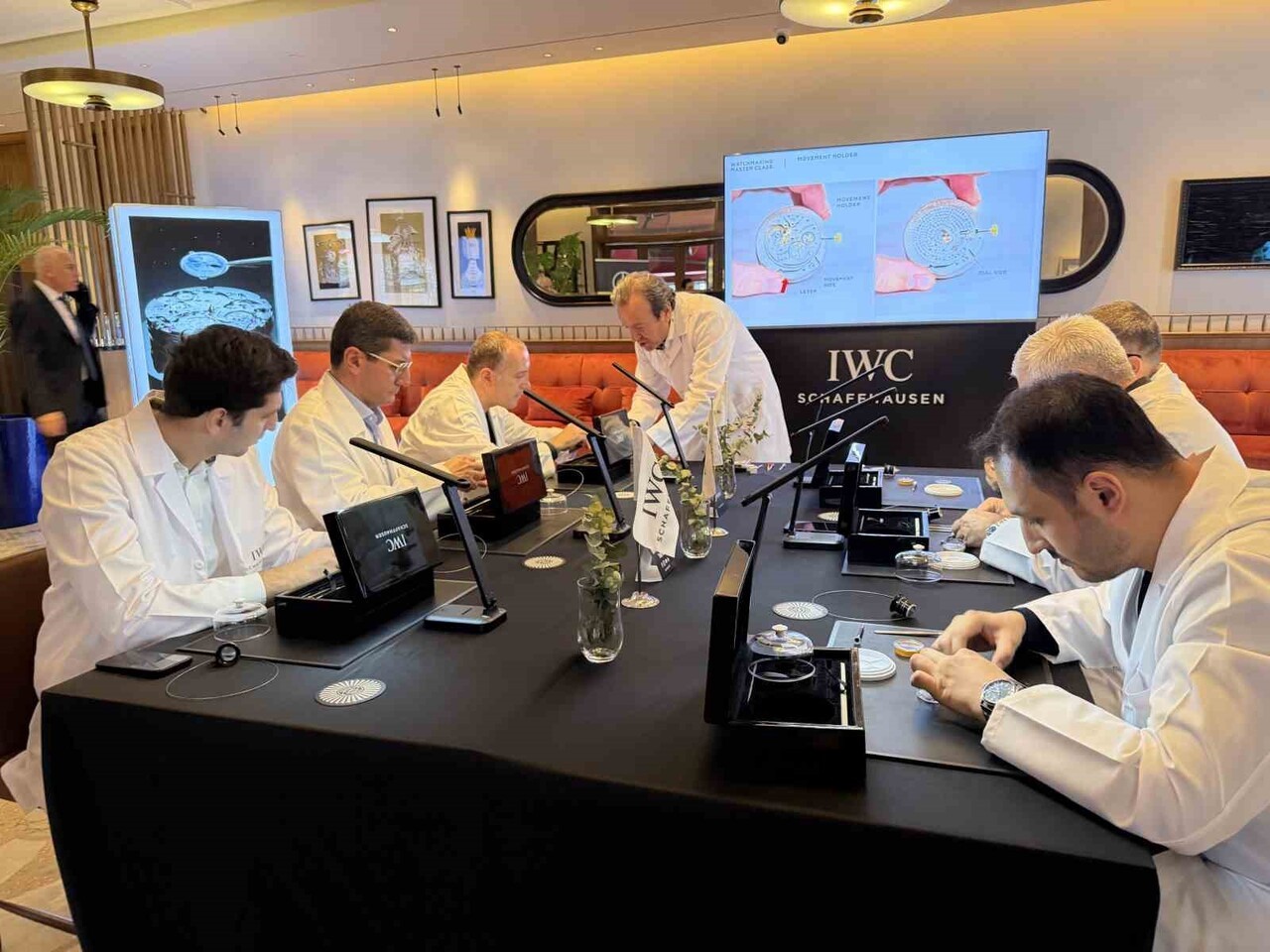 MEKANİK SAAT MERAKLISI DEĞİŞİK MESLEK GRUPLARINDAN KOLEKSİYONERLER, BURSA’DA DÜZENLENEN SAAT YAPIM...