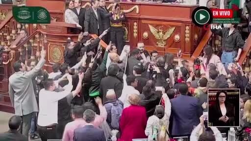 Meksika'nın başkenti Mexico City'de kent meclisi oturumu sırasında iki partiden meclis üyeleri...