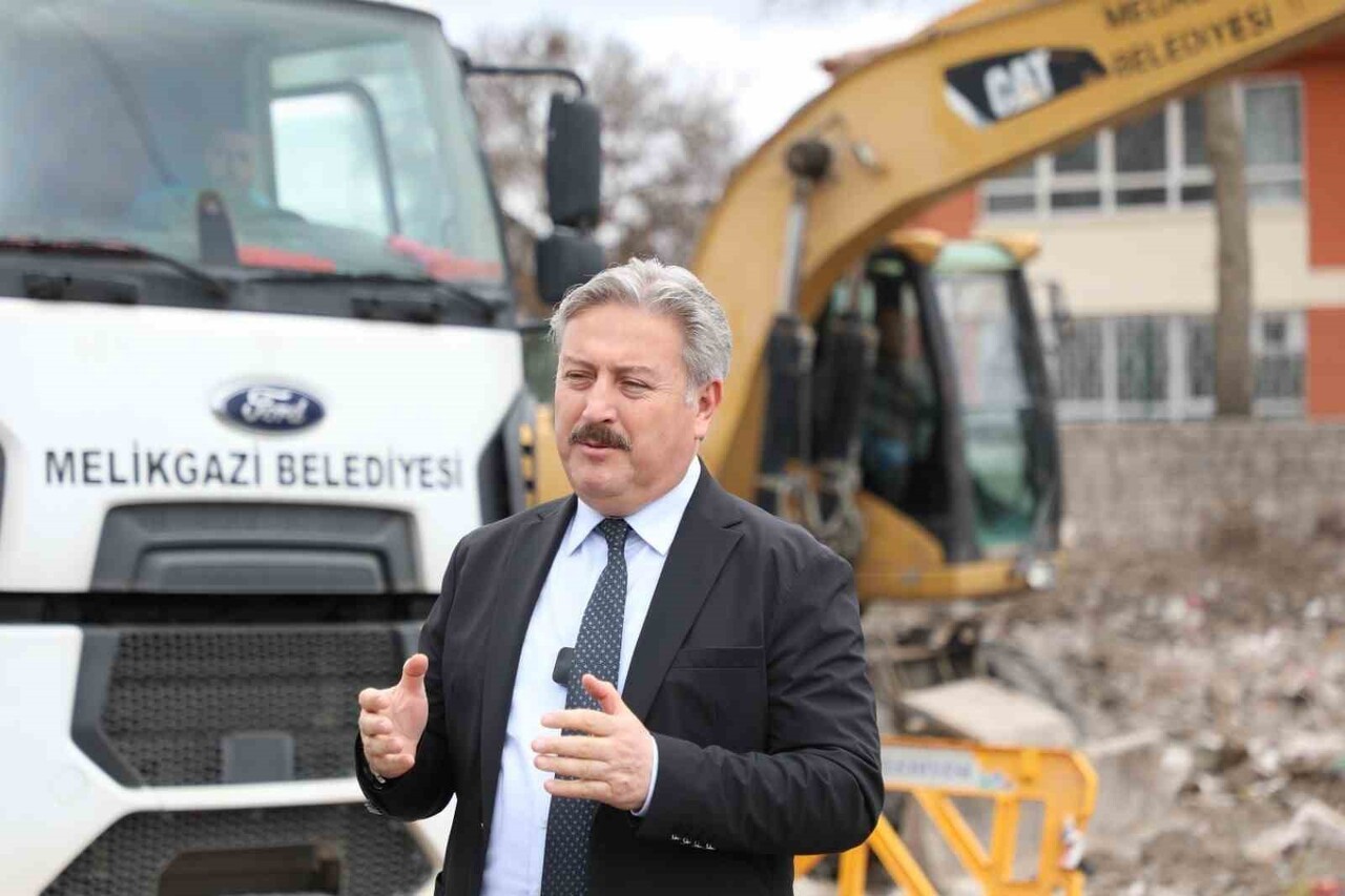 MELİKGAZİ BELEDİYESİ, İLÇENİN ESTETİĞİNİ BOZAN, VATANDAŞLARIN GÜVENLİĞİNİ TEHDİT EDEN METRUK...