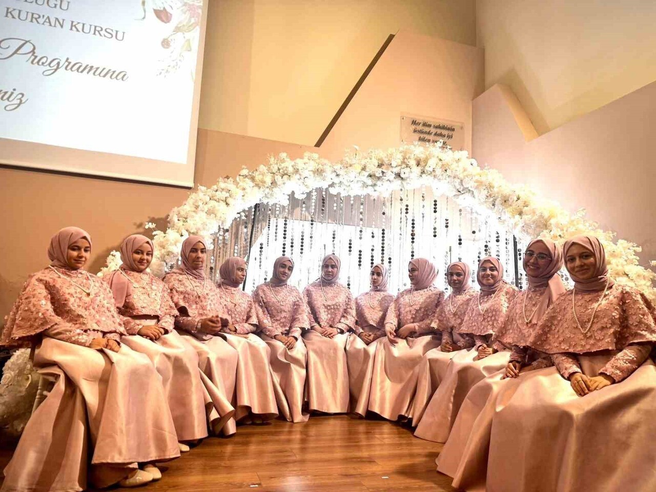 MENDERES MÜFTÜLÜĞÜ İZMİR BÖLGE KIZ KUR’AN KURSU’NDA HAFIZLIKLARINI TAMAMLAYAN 12 KIZ ÖĞRENCİ...