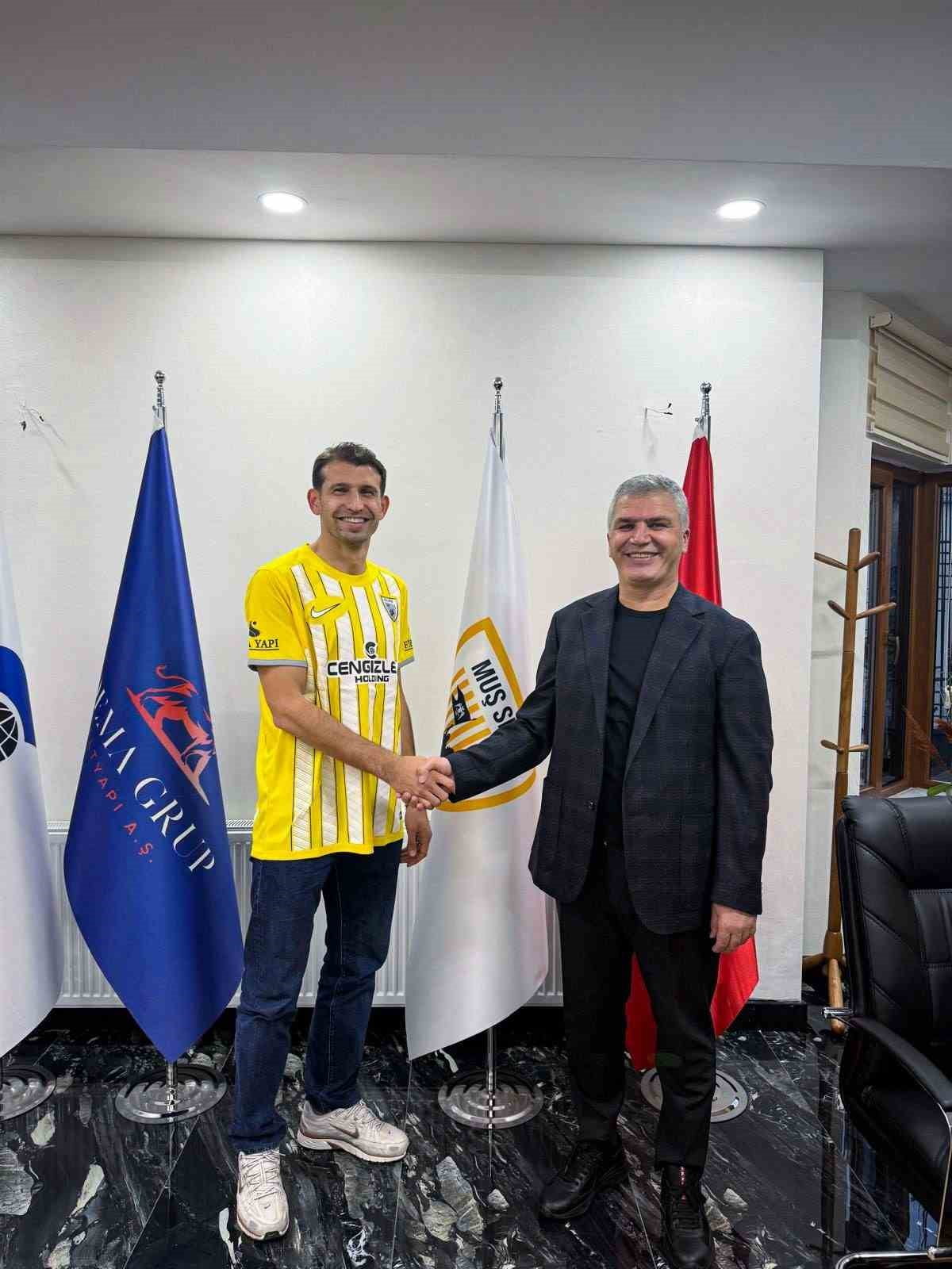 MENEMEN FK’DA BAŞARILI BİR PERFORMANS SERGİLEYEN GOLCÜ FUTBOLCU SEÇİM CAN KOÇ, SARI-LACİVERTLİ...