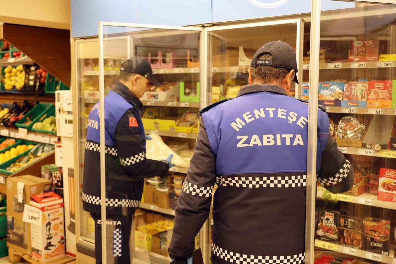 MENTEŞE'DE ZİNCİR MARKET VE KASAPLARA KAPSAMLI GIDA DENETİMİ