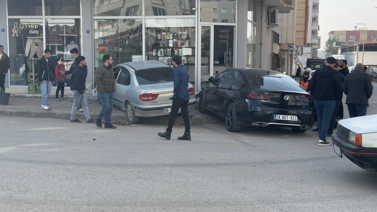 MERDİVEN BASAMAKLARI OTOMOBİLLERİN İŞYERİNE DALMASINI ENGELLEDİ