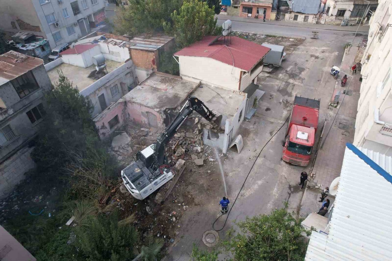 MERSİN'DE AĞIR HASARLI OLDUĞU TESPİT EDİLEN BİNA, AKDENİZ BELEDİYESİ EKİPLERİNCE KONTROLLÜ ŞEKİLDE...