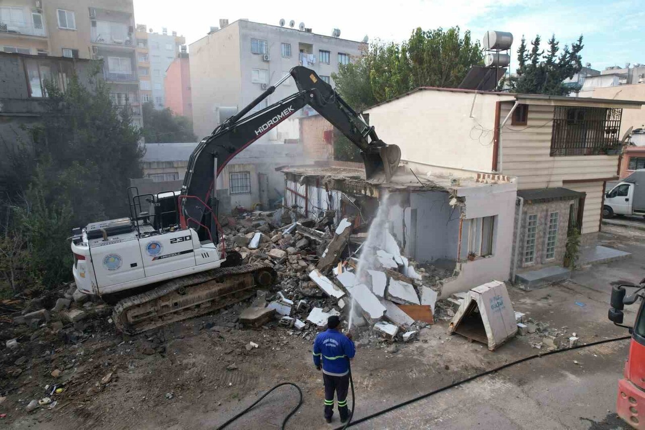 MERSİN'DE AĞIR HASARLI OLDUĞU TESPİT EDİLEN BİNA, AKDENİZ BELEDİYESİ EKİPLERİNCE KONTROLLÜ ŞEKİLDE...