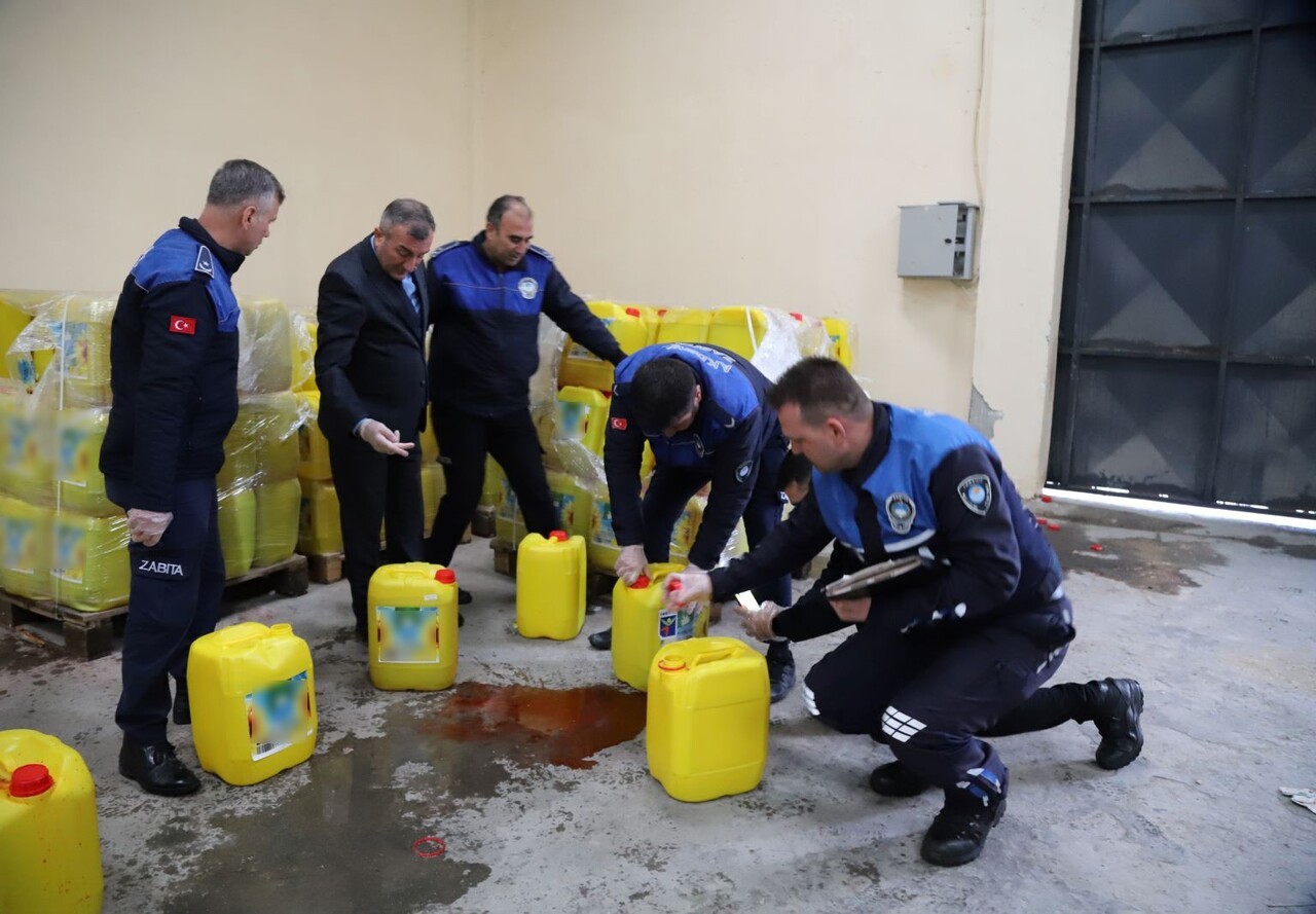 MERSİN'DE BİR DEPOYA DÜZENLENEN OPERASYONDA, YURT DIŞINA 'AYÇİÇEĞİ YAĞI' DİYE SATILMAK ÜZERE...