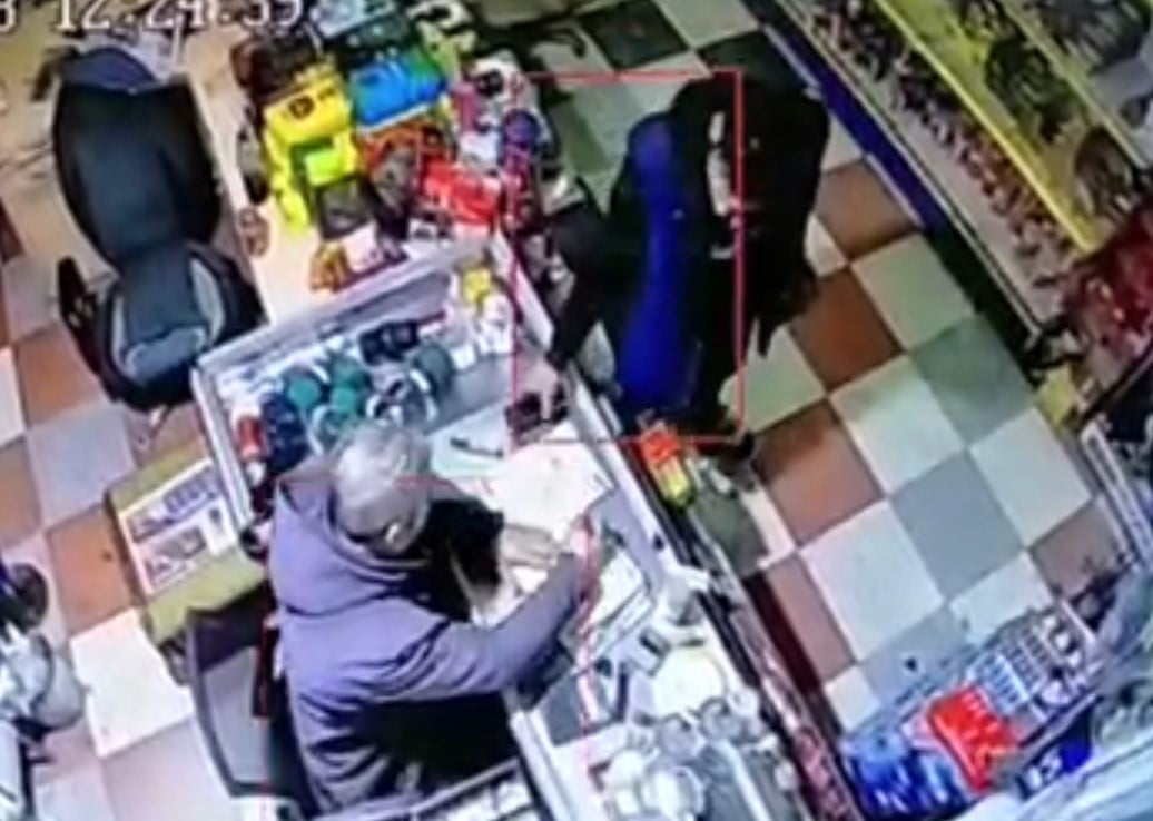 MERSİN'DE BİR MARKETTE GİREREK CEP TELEFONU ÇALAN ŞÜPHELİ ÖNCE KAMERAYA SONRA POLİSE...