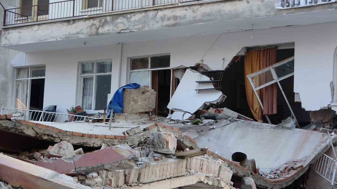 MERSİN'DE ESKİ BİR BİNANIN YIKIMI SIRASINDA MEYDANA GELEN ÇÖKMEDE, BİTİŞİK BİNANIN BİRİNCİ KATI...