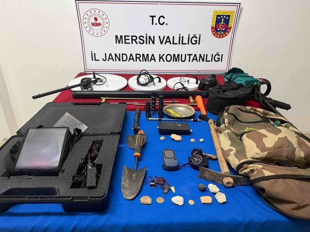 MERSİN'DE KAÇAK KAZI YAPAN 3 ŞÜPHELİ, JANDARMA EKİPLERİNCE SUÇÜSTÜ YAKALANDI.