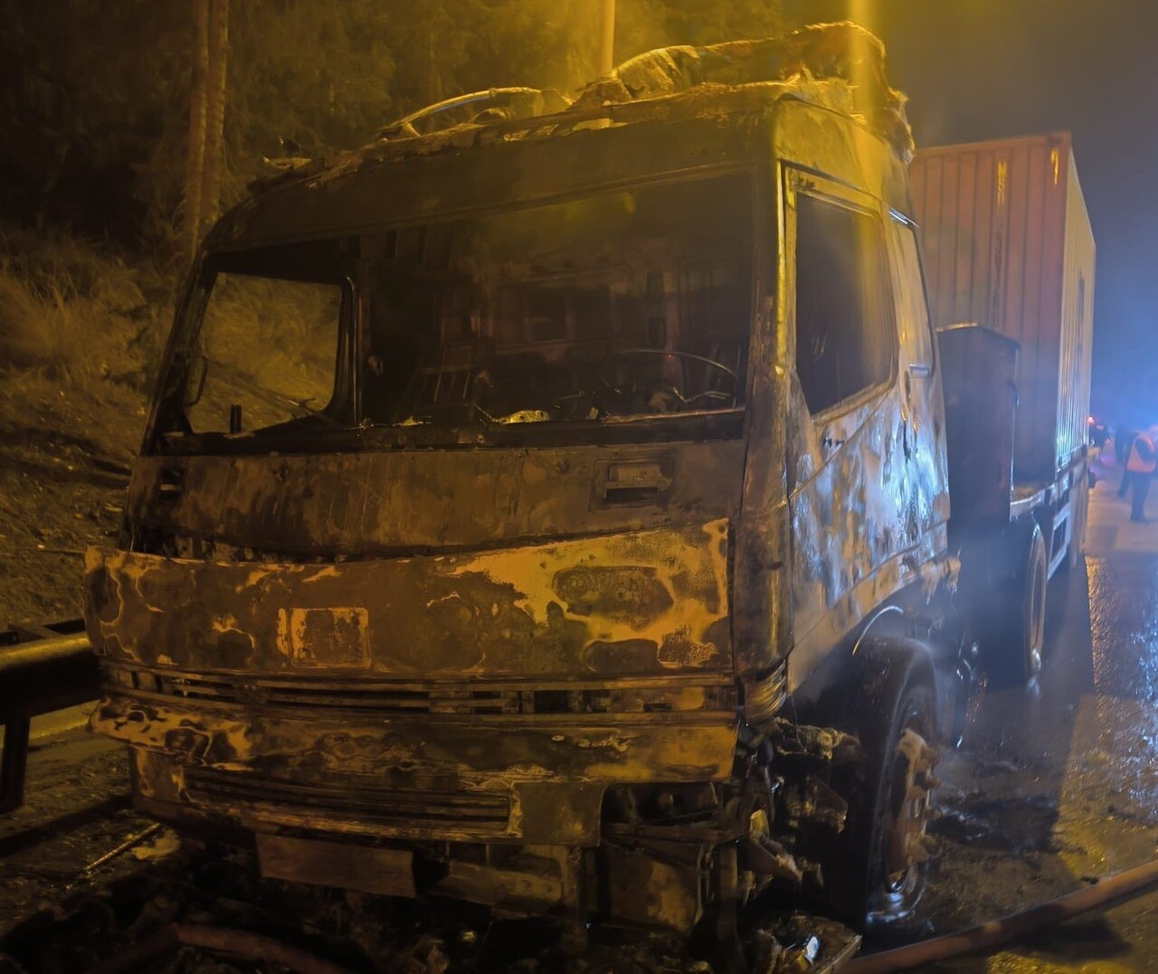 MERSİN'DE OTOYOL GİRİŞİNE YAKIN BİR NOKTADA GÜNEŞ PANELİ YÜKLÜ TIR YANARAK KULLANILAMAZ HALE...