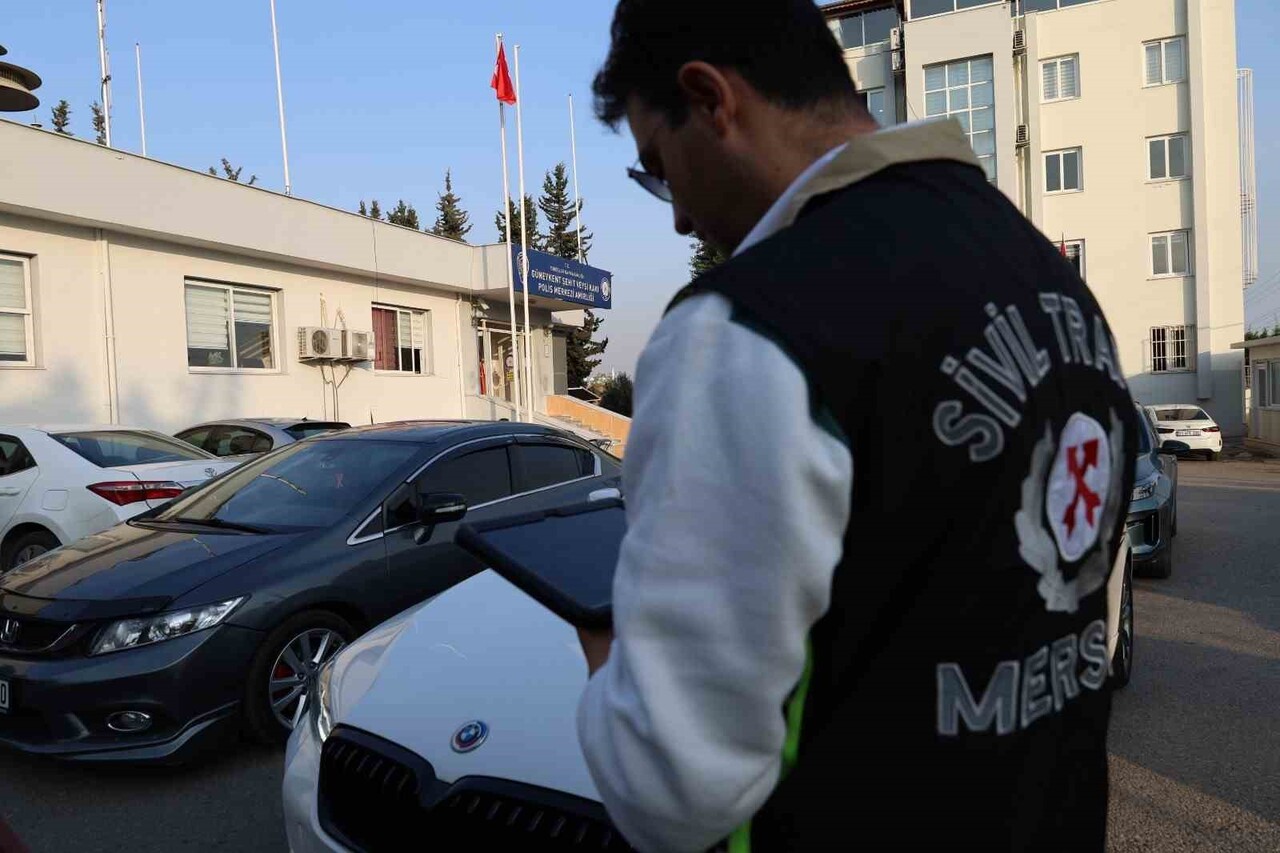 MERSİN'DE YOLU KAPATAN DÜĞÜN KONVOYUNA YÖNELİK POLİSİN ÇALIŞMASINDA 8 KİŞİYE ADLİ İŞLEM YAPILDI 18...