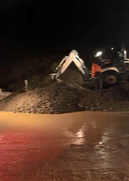 MERSİN'İN ANAMUR İLE ANTALYA'NIN GAZİPAŞA İLÇELERİ ARASINDA KUVVETLİ YAĞIŞLA BİRLİKTE SUYLA...