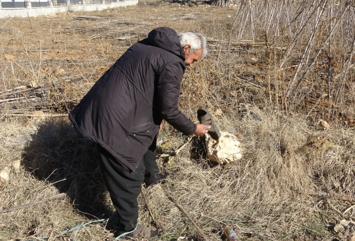 MERSİN'İN KIRSAL BİR MAHALLESİNDE, ÇAMURLU OLAN AYAKKABILARINI KAPIDA ÇIKARIP ÇORAPLA MARKETTE...