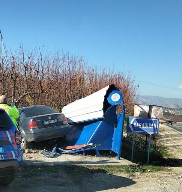 MERSİN'İN MUT İLÇESİNDE SÜRÜCÜSÜNÜN DİREKSİYON HAKİMİYETİNİ KAYBETTİĞİ OTOMOBİL OTOBÜS DURAĞINA...