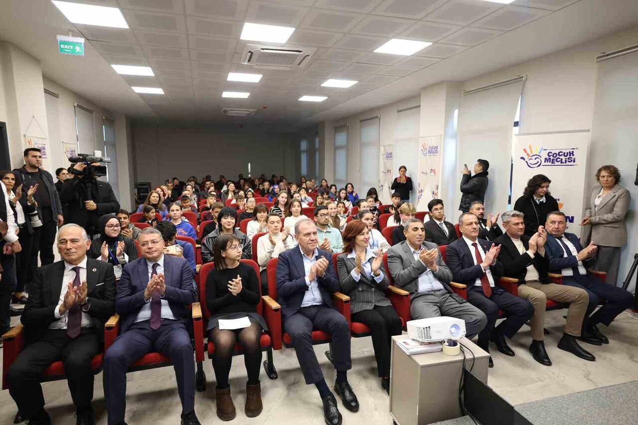 MERSİN BÜYÜKŞEHİR BELEDİYESİ’NİN 1. DÖNEM ÇOCUK MECLİSİ’NİN SON TOPLANTISINDA ÇOCUKLARLA BİR ARAYA...
