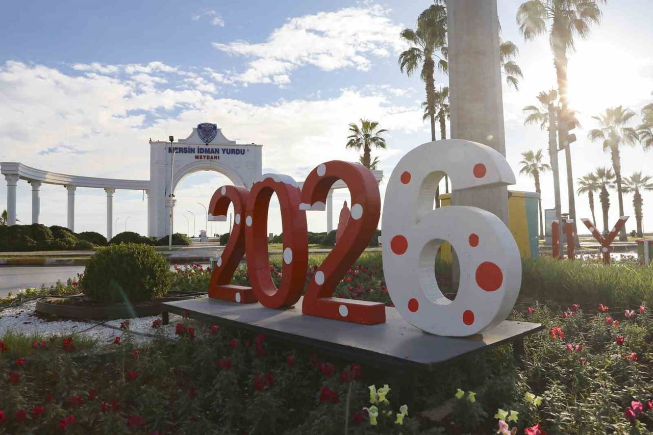 MERSİN BÜYÜKŞEHİR BELEDİYESİ, YENİ YIL ÖNCESİNDE KENTİN ANA ARTERLERİ VE KAVŞAKLARINDA...