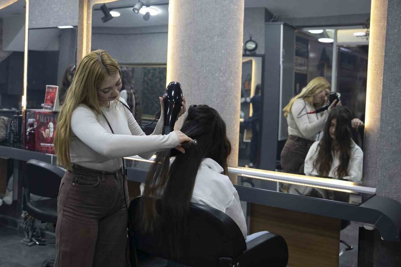 MERSİN BÜYÜKŞEHİR BELEDİYESİNİN MERCEK KURSLARINDAN MEZUN OLAN KADINLAR, ÜCRETSİZ MESLEKİ...