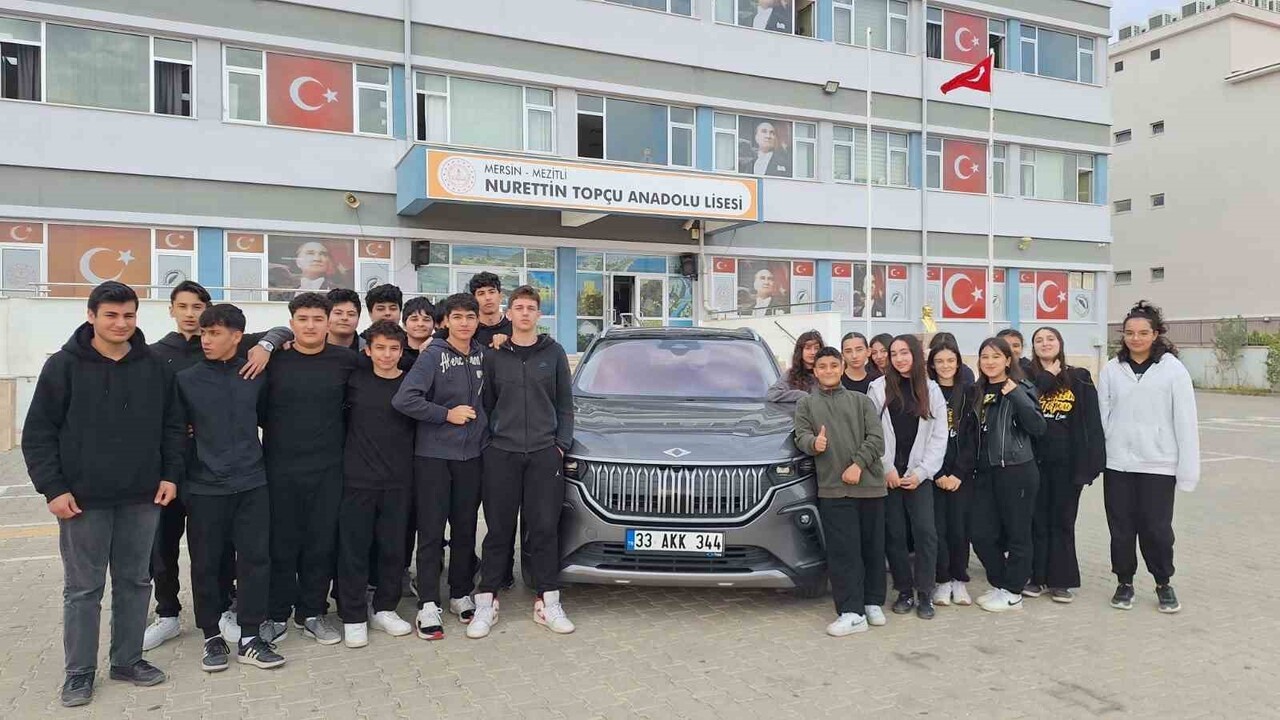 MERSİN’DE LİSE ÖĞRENCİLERİ OKUL BAHÇESİNE GETİRİLEN TÜRKİYE’NİN İLK YERLİ VE MİLLİ OTOMOBİLİ...