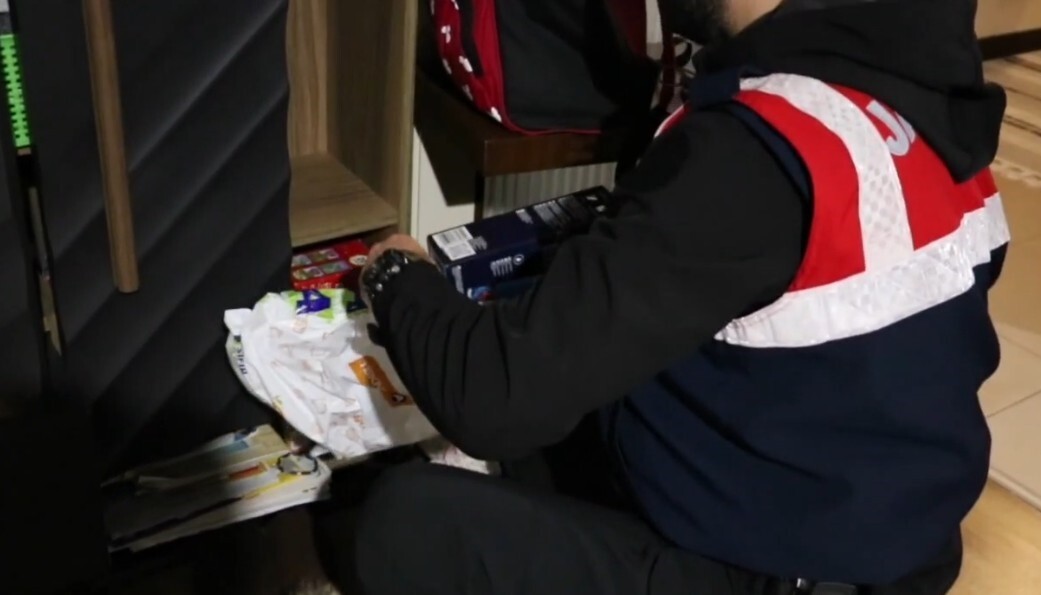 MERSİN’DE SOSYAL MEDYA ÜZERİNDEN SAHTE TOKİ VE İKİNCİ EL İLANLARIYLA VATANDAŞLARI DOLANDIRDIĞI...