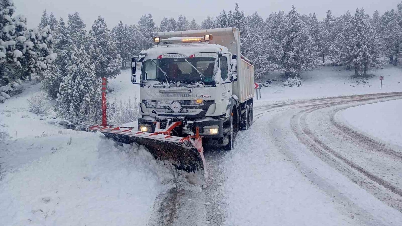 MERSİN’DE YÜKSEK KESİMLERDE ETKİLİ OLAN KAR YAĞIŞINA KARŞI BÜYÜKŞEHİR BELEDİYESİ, 13 İLÇEDE 135 İŞ...