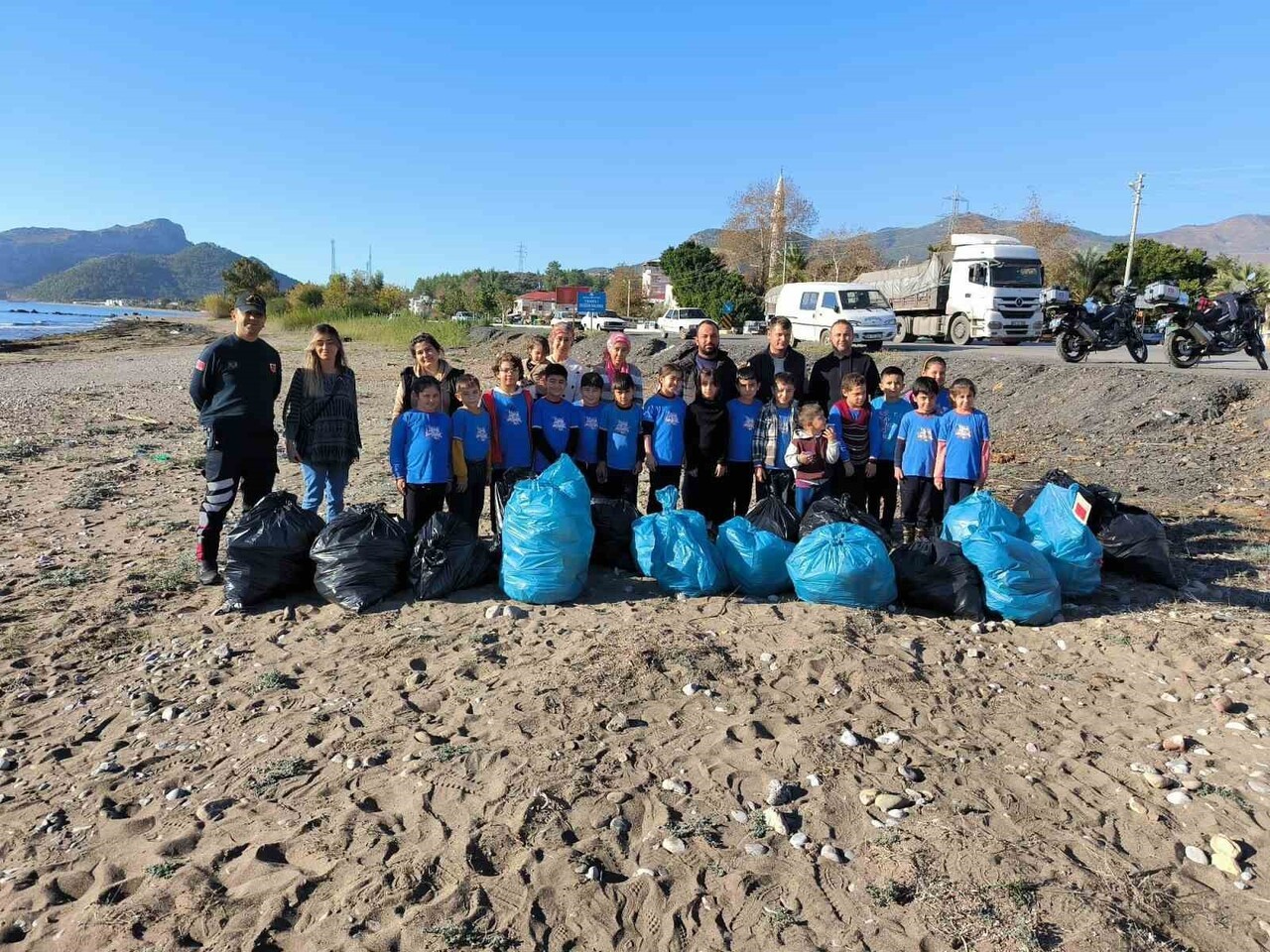 MERSİN’İN BOZYAZI İLÇESİNDE ÖĞRENCİLER, ÖĞRETMENLER, VELİLER VE JANDARMANIN KATILIMIYLA SAHİL...