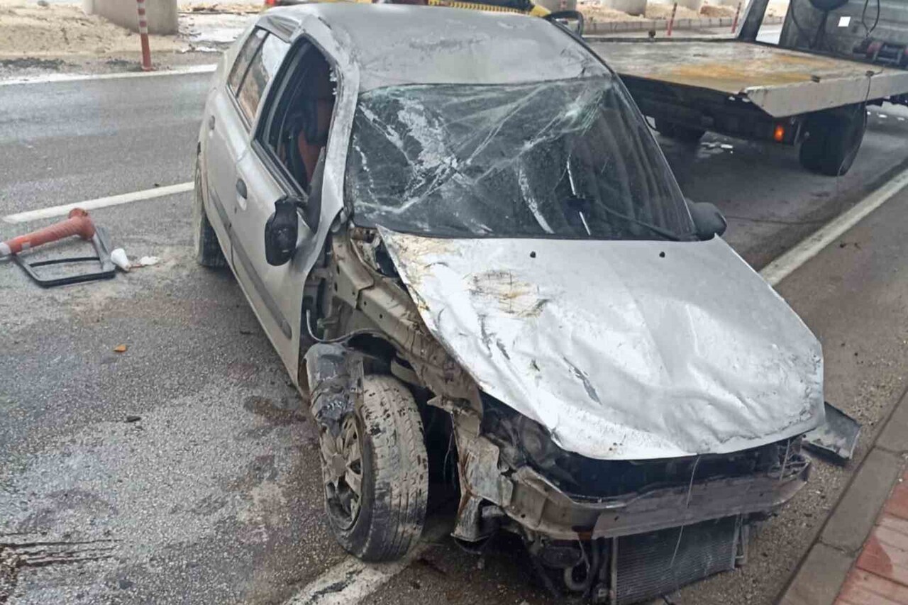 MERSİN’İN ERDEMLİ İLÇESİNDE KONTROLDEN ÇIKAN OTOMOBİL TAKLA ATTI, SÜRÜCÜ YARALANDI.