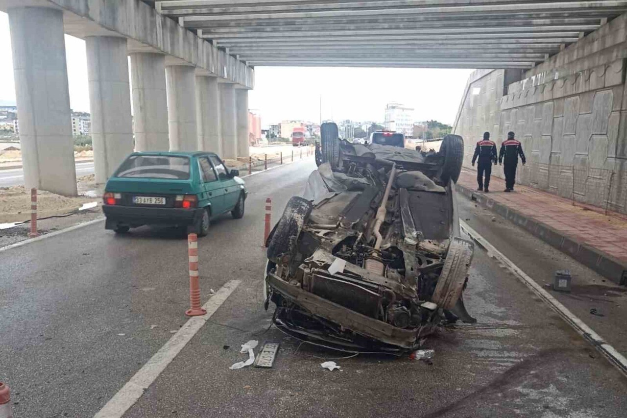 MERSİN’İN ERDEMLİ İLÇESİNDE KONTROLDEN ÇIKAN OTOMOBİL TAKLA ATTI, SÜRÜCÜ YARALANDI.