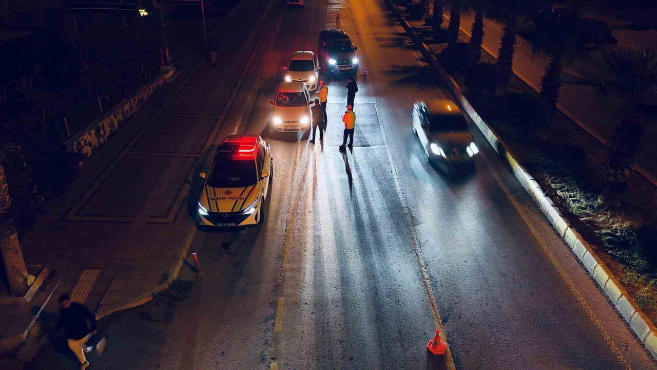 MERSİN POLİSİ ÇOK SAYIDA EKİPLE GÜNÜ BİRLİK EVLER VE ALKOLLÜ EĞLENCE MEKÂNLARINA YÖNELİK EŞ...