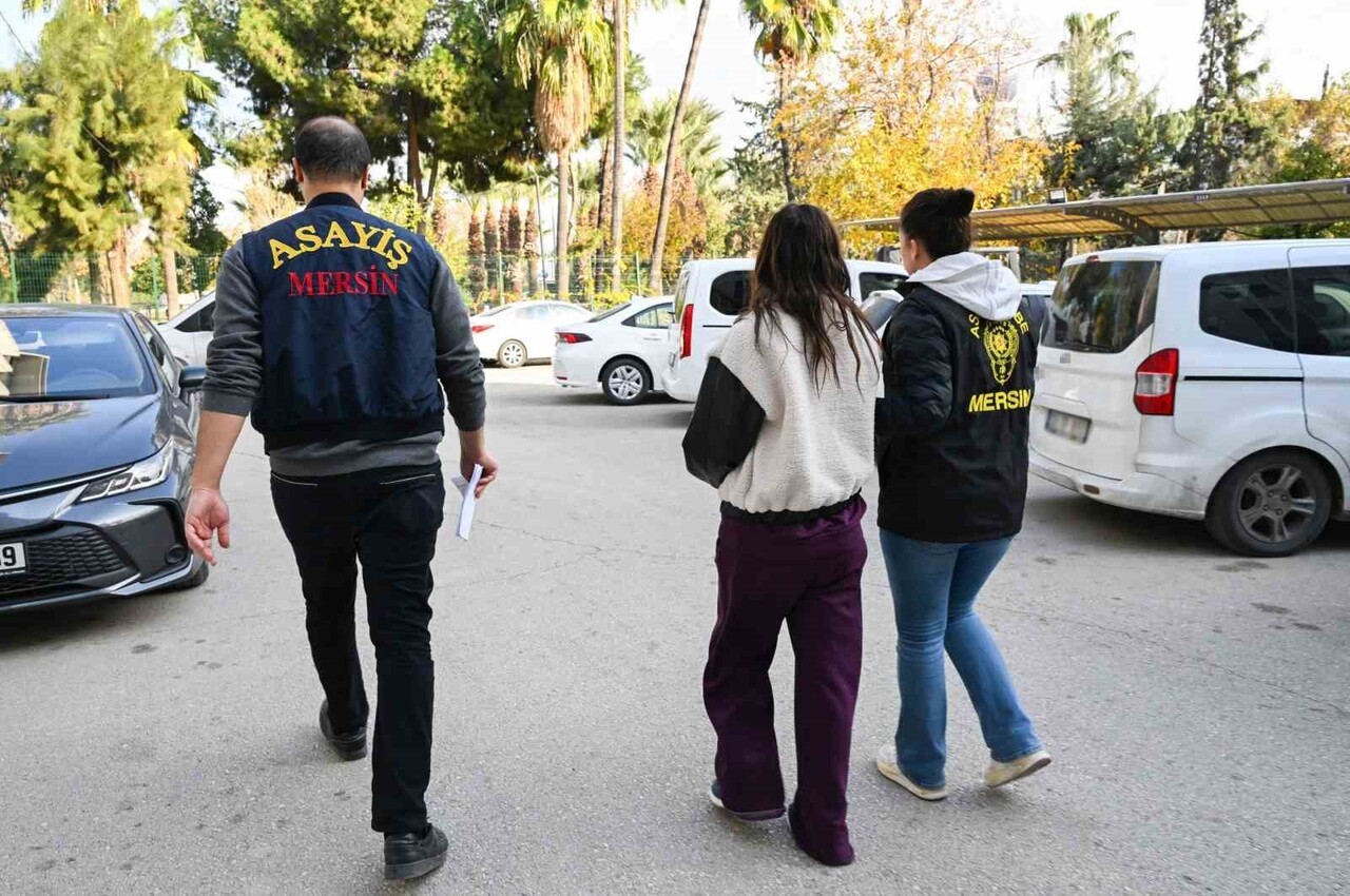 MERSİN POLİSİNİN TİTİZ VE TAKİPLİ ÇALIŞMASI SONUCU 3 AYRI EVDEN ÇOK MİKTARDA ZİYNET EŞYASI İLE 165...