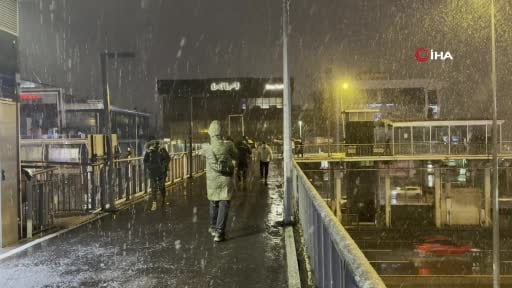 Meteoroloji Genel Müdürlüğü'nün uyarılarının ardından İstanbul'da kar yağışı...