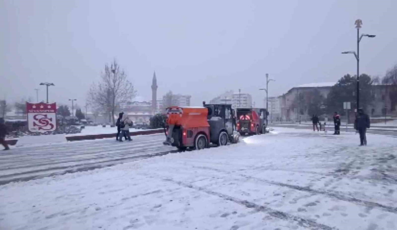METEOROLOJİ GENEL MÜDÜRLÜĞÜ’NÜN SARI KOD UYARISI VERDİĞİ İLLER ARASINDA YER ALAN SİVAS’TA, YOĞUN...