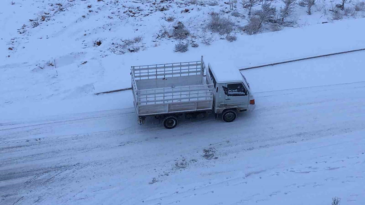 METEOROLOJİNİN UYARI YAPTIĞI ELAZIĞ’DA KAR YAPIŞI ETKİLİ OLDU. KENT BEYAZA BÜRÜNÜRKEN, BAZI...