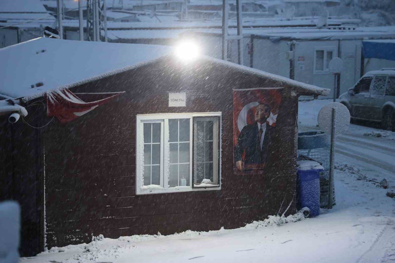 METEOROLOJİNİN UYARIDA BULUNDUĞU HATAY'DA GECE SAATLERİNDE KAR YAĞIŞI ETKİLİ OLDU. YOĞUN KAR...